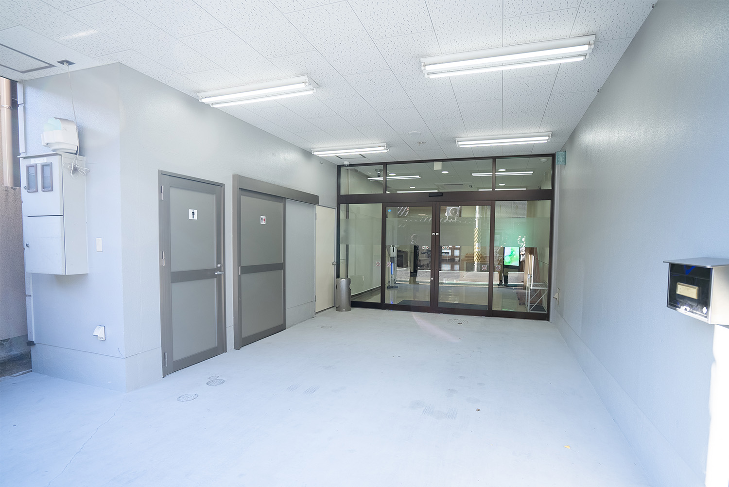 屋根付き駐車場の奥に入り口です