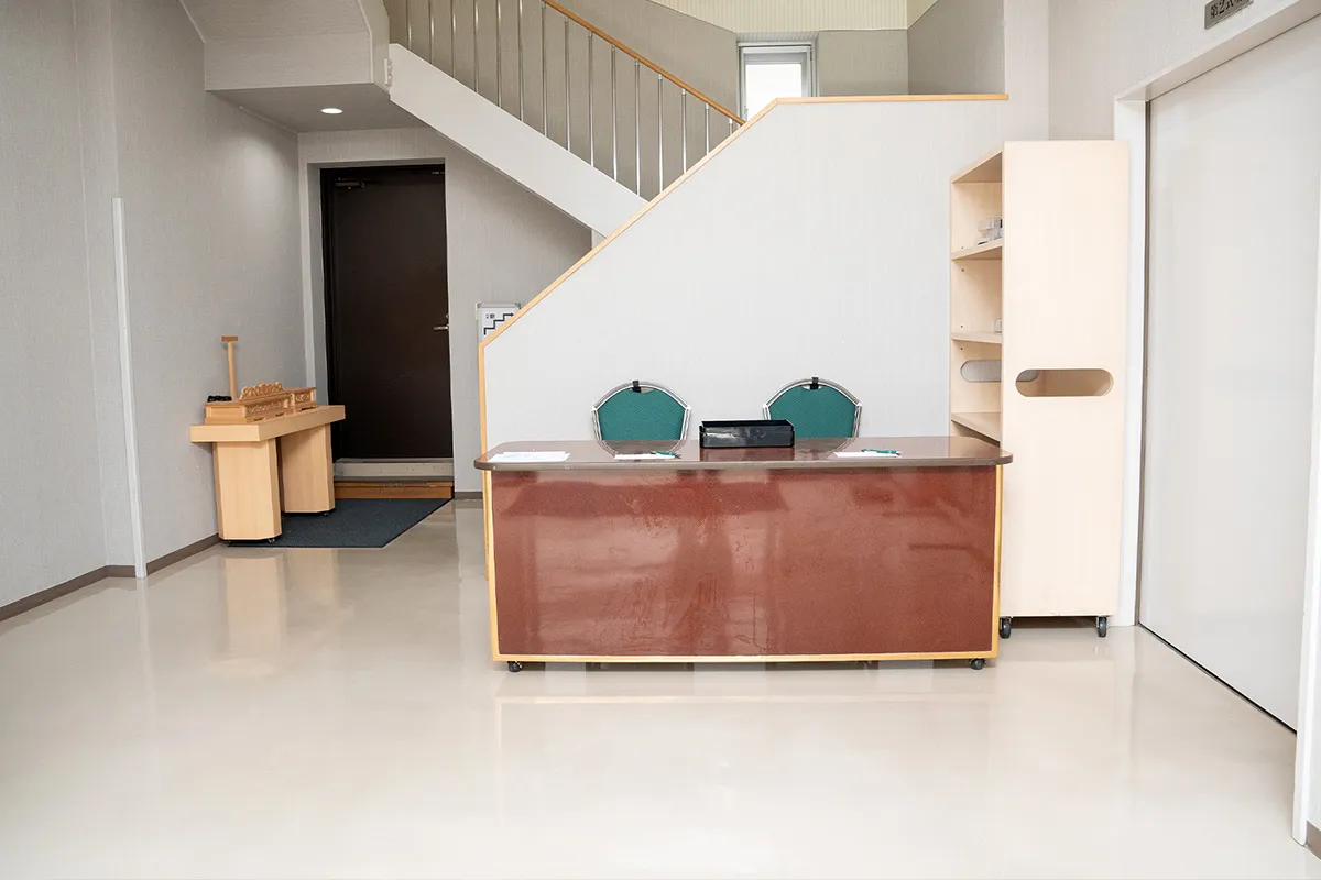 受付（右側が式場入り口）